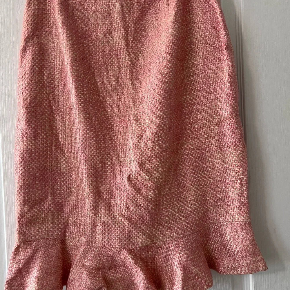 NWT Ann Taylor tweed style skirt with ruffle at bottom & fully lined. 8